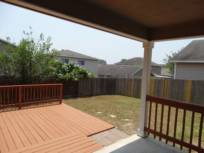 Building Photo - Beautiful 4 bedroom 3 bath 2 car garage ho...