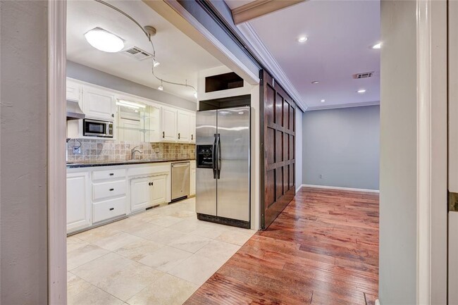 Building Photo - 6325 Glenbrook Ct