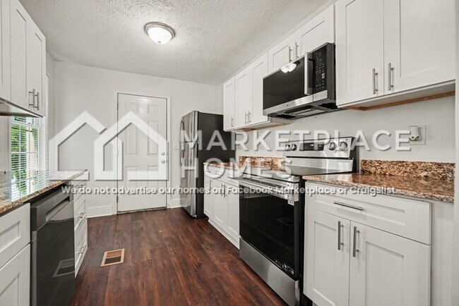 Building Photo - 2801 Palm Dr