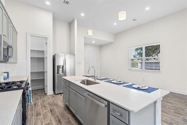 Building Photo - 600 C-Bar Ranch Trl