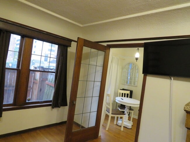 Building Photo - Capitol Hill Studio $1550.00,  W/S/G included. La Flor Condominiums.