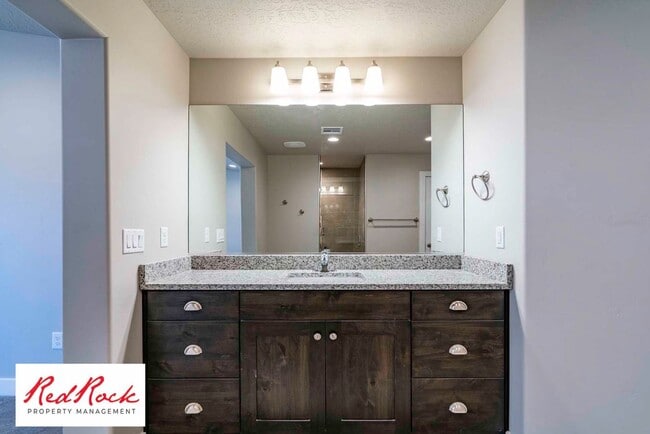 Building Photo - 3 Bedroom Hurricane Townhome With Scenic Views