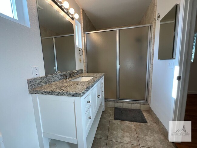 Building Photo - 3074 E Terrace Ave