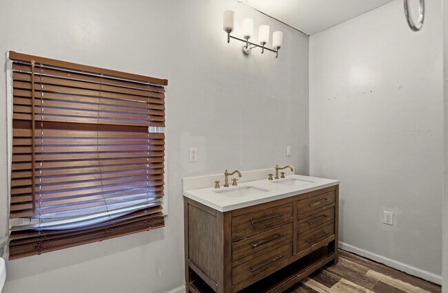 Building Photo - Charming 3-Bedroom Home with Fenced Yard!