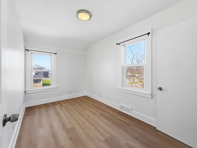 Building Photo - 41 W George Ave