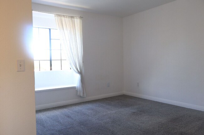 Building Photo - Spacious 3 bedrooms 3 full baths home in Chula Vista