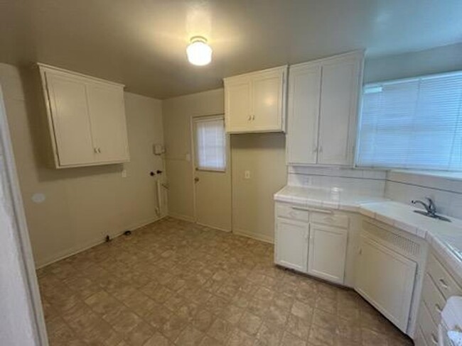 Building Photo - NEW PRICE REDUCTION: House 2bd 1ba- yard, ...