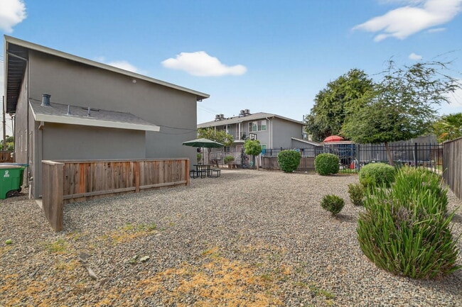 Building Photo - 2-Bedroom 1-Bath Gem- $1395/month!