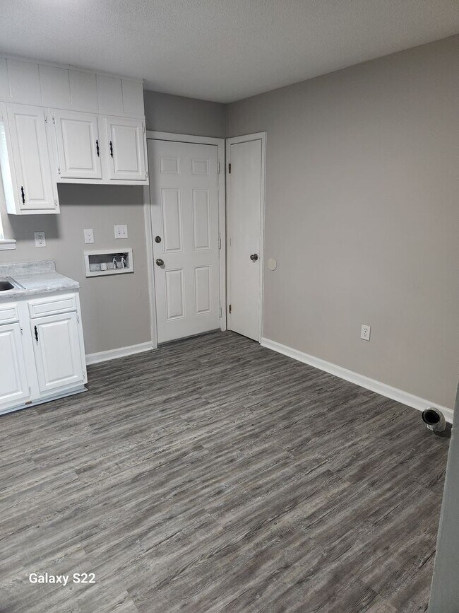 Building Photo - Two Bedroom, One Bath Apartment for Rent