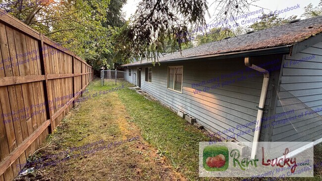 Building Photo - NE Tacoma, Quiet 3 Bed, 2 Bath Rambler - S...