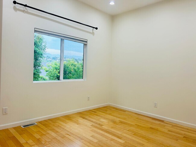 Building Photo - Chic 2-Bed, 2-Bath Home with Gated Yard in...