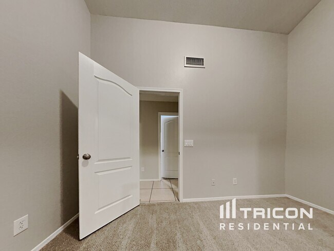 Building Photo - 1805 N 127th Dr