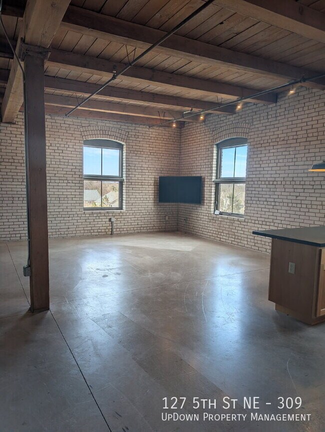 Building Photo - 127 5th St NE