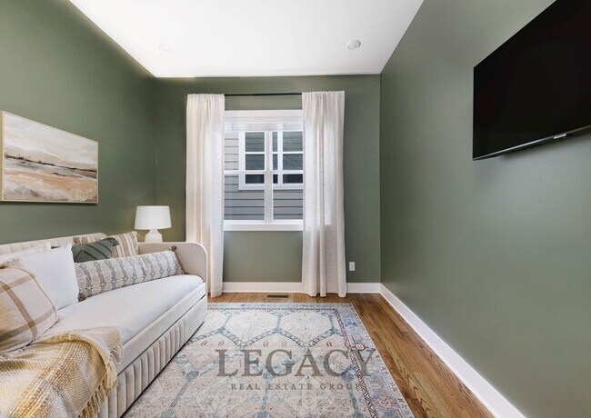 Building Photo - 2027 Rosemary Ln