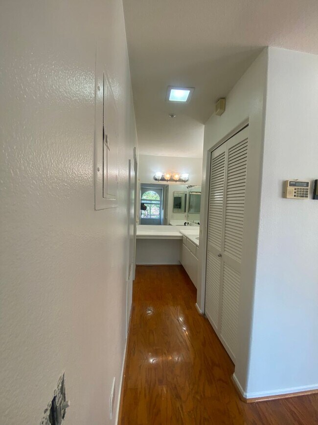 Building Photo - 1 Bedroom 1 Bathroom Available!