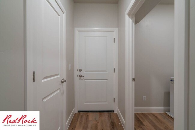 Building Photo - 4 Bedroom Townhome in Hurricane Heights Co...