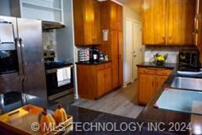 Building Photo - FURNISHED RENTAL IN MIDTOWN!!