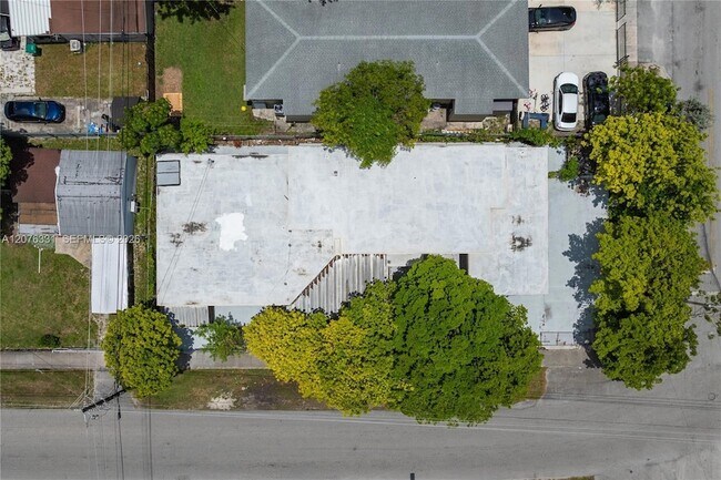Building Photo - 1701 NW 19th Ave