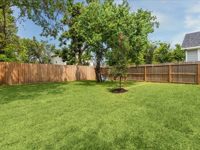 Building Photo - 915 E 37th St