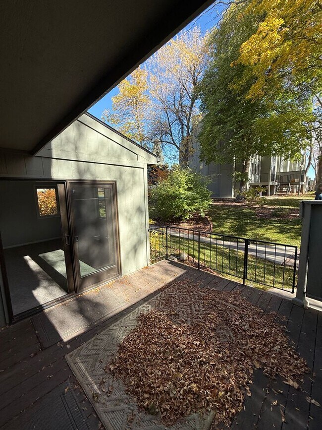 Building Photo - Quiet Midtown Home