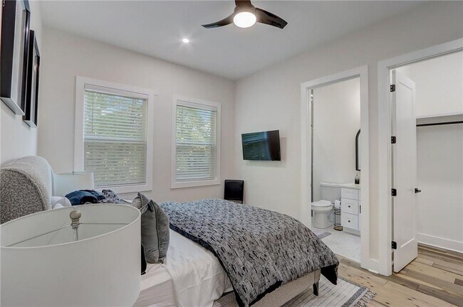 Building Photo - 2014 Cambridge Ave