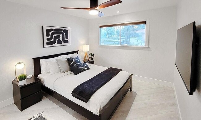 Building Photo - 2857 N Los Felices Rd