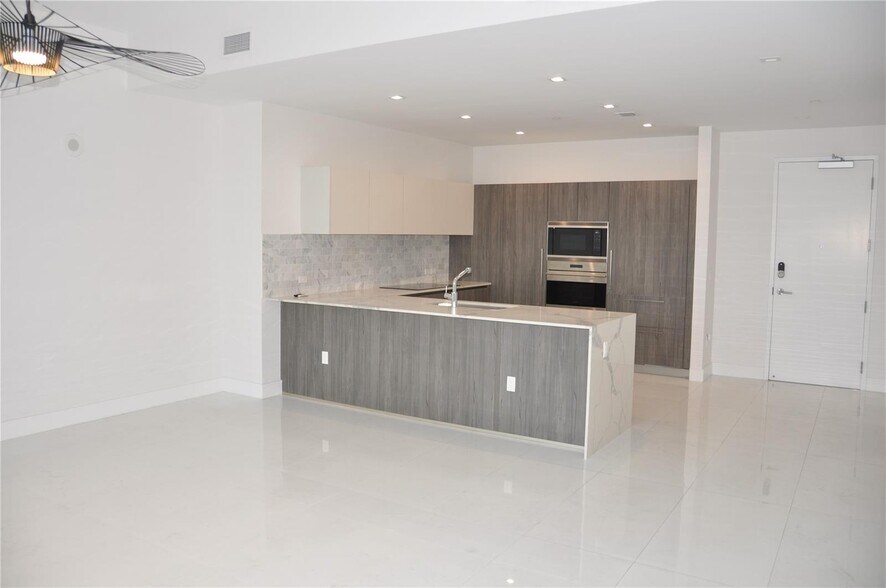 Building Photo - 275 Giralda Ave