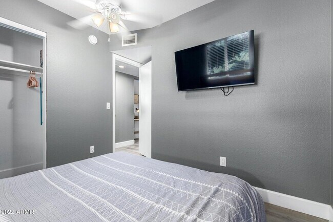 Building Photo - 1502 E Topeka Dr