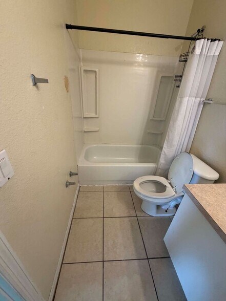 Building Photo - COMING SOON!!! Charming 3/2/2 car garage home in North Port