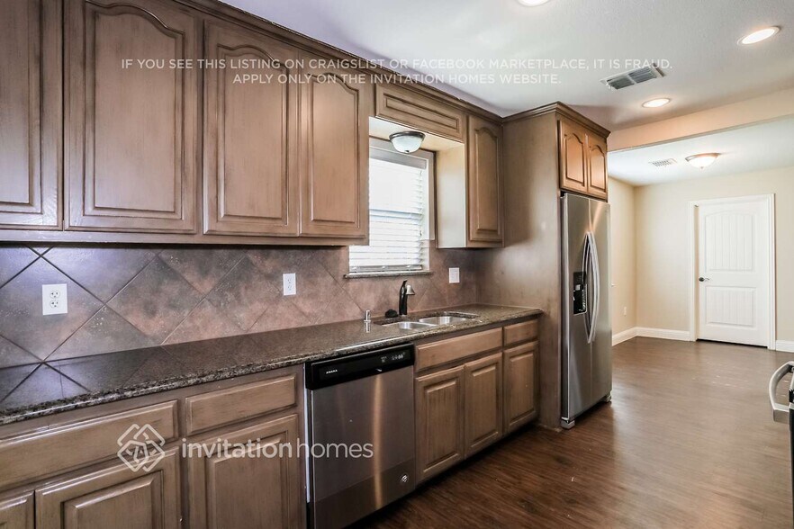 Building Photo - 2101 Colonial Dr