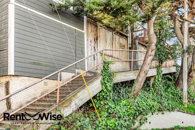 Building Photo - 130-136-136 Mullen Ave