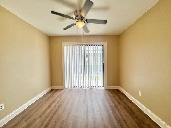 Building Photo - Apartment - Right off Cypress Gardens Blvd!