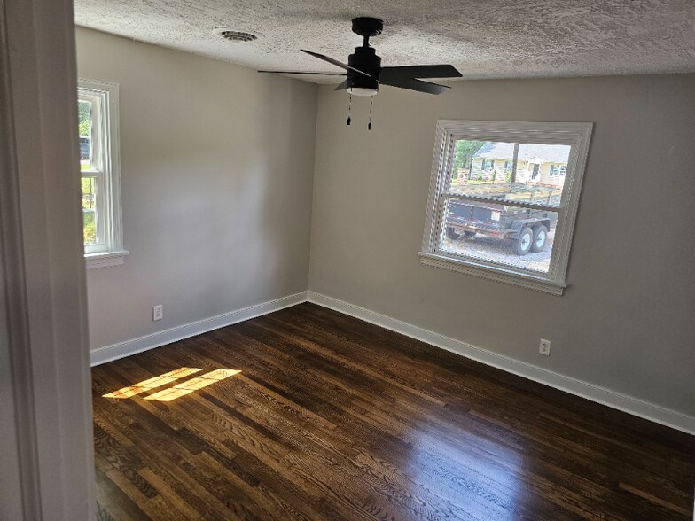Building Photo - 8603 Ackley Ave