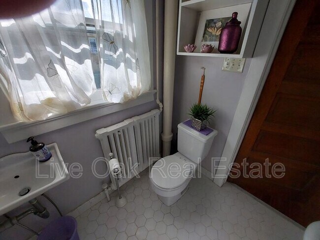 Building Photo - 774 W 51st St