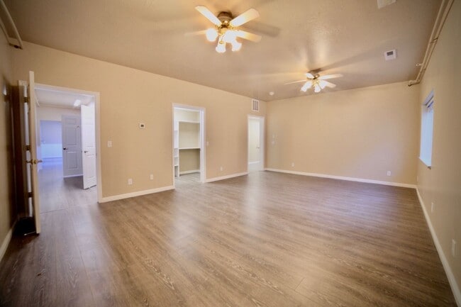 Building Photo - *utilities included* Large 1 bedroom apart...