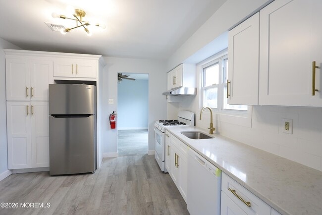 Building Photo - 21 Aster St