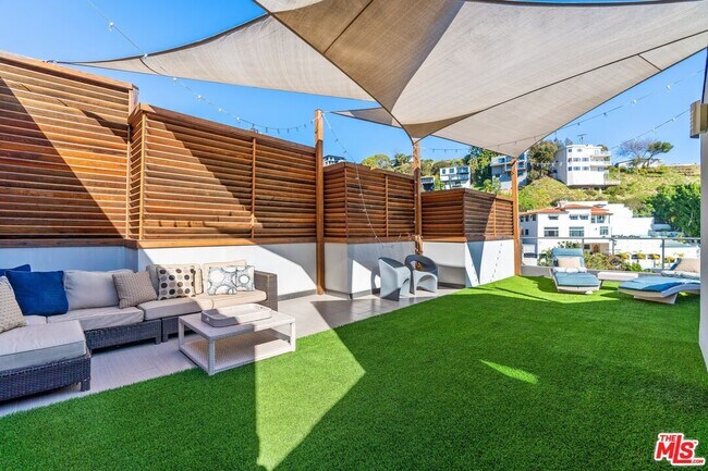 Building Photo - 8614 Hollywood Blvd