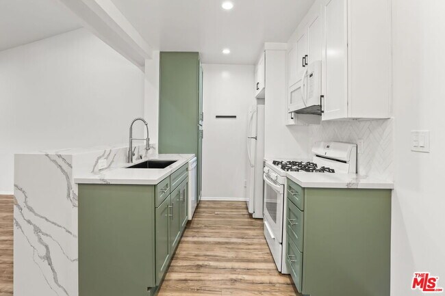 Building Photo - 5500 Lindley Ave