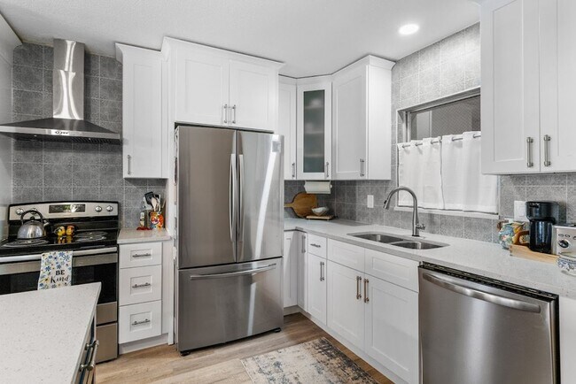 Building Photo - Waterfront Views! Fully updated 2/2 condo