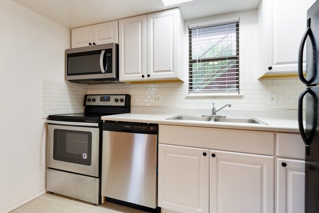 Building Photo - UT PRE-LEASE: 2 BR / 2 BA West Campus Condo - Walk to Campus - Newly Remodeled Kitchen
