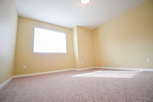 Building Photo - MOVE IN SPECIAL!  $1000 OFF!  Beautiful Single Family Home!  Close to Downtown Hillsboro!