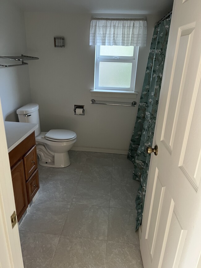 Upper Bath with Shower - 172 Cirque Dr