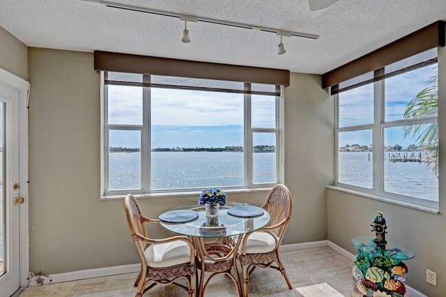 Building Photo - 1820 New Palm Way