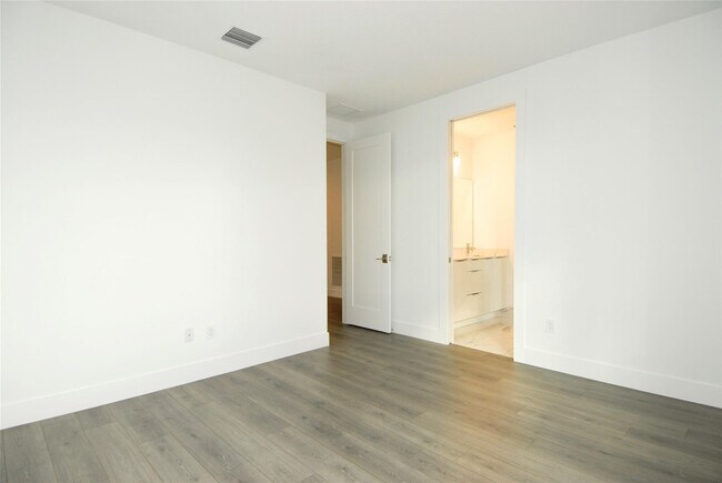 Building Photo - 1435 SW 23rd St