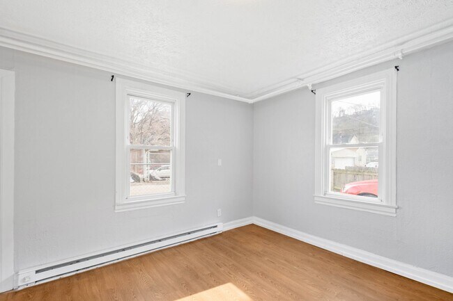 Building Photo - 831 Hall St