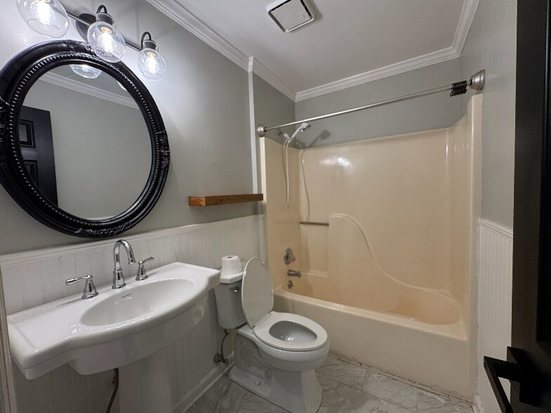 Building Photo - 135 Suffolk Dr