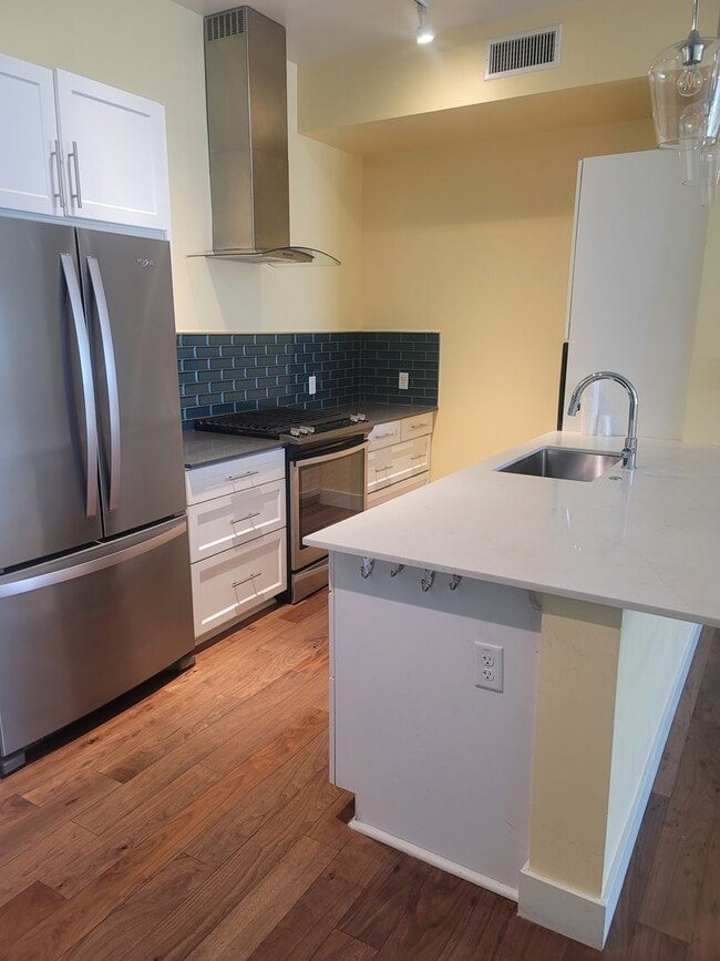 Building Photo - Resort Living in Midtown!!  Pool, Dog walk...