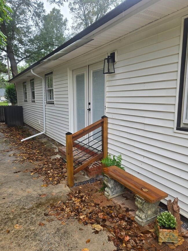 Building Photo - Lindley Park Rental!