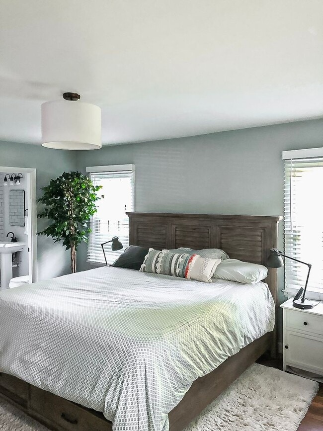 Building Photo - Gorgeous 4 Bed 2 Bath Single Family Home W...