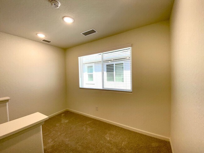 Building Photo - $2,350 Clinton & Armstrong, 4 Bed, Gated Community Pool & Solar - E Riesling Dr, Fresno